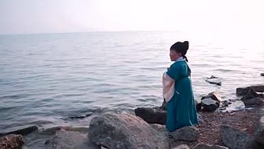 穿汉服的儿童海边夕阳剪影实拍视频视频的预览图